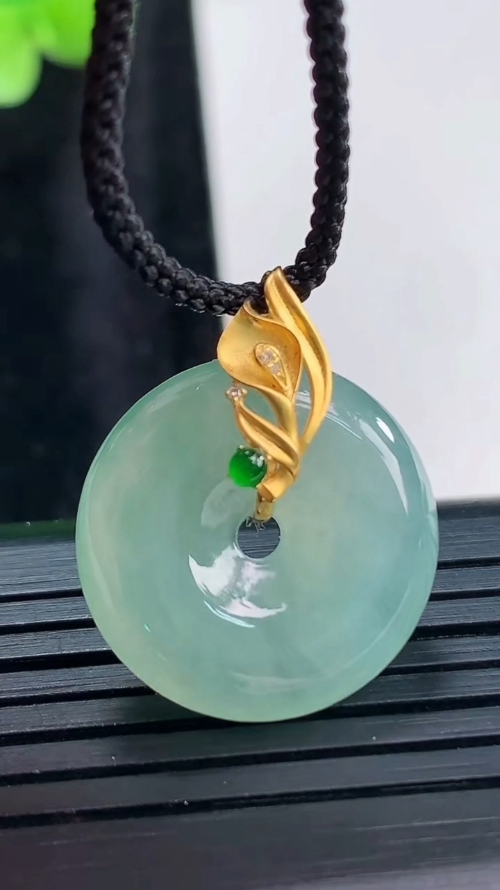 天然A货翡翠平安扣吊坠，尺寸20-5.2重量:4.55g
3月30日