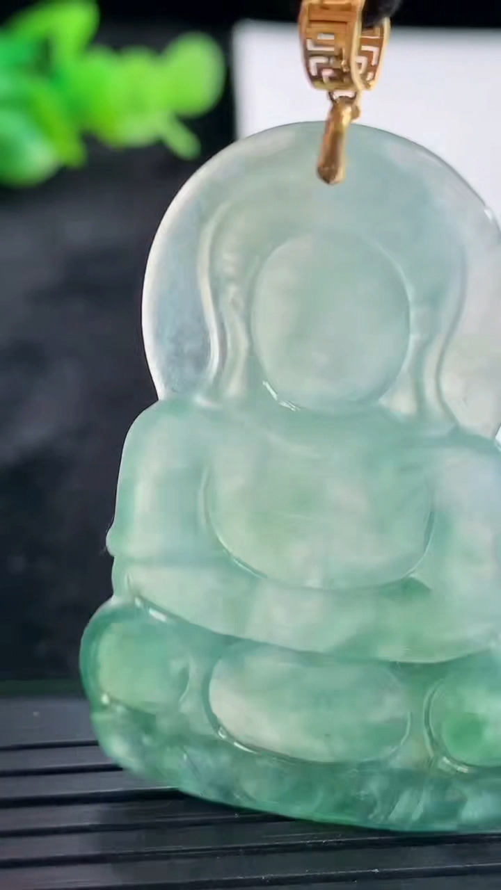 天然A货翡翠18k金飘花正装观音吊坠，尺寸50-31-5重量:12.08g
3月30日