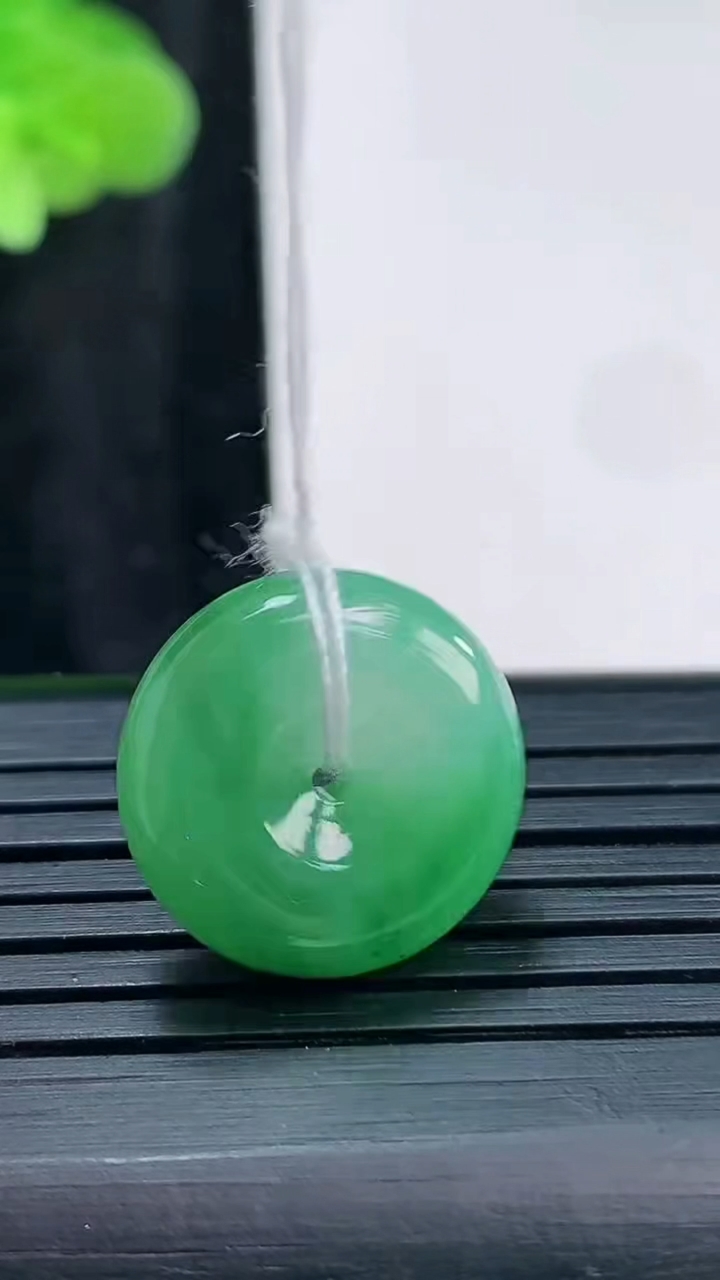 天然A货翡翠平安扣吊坠，尺寸16-6重量:3.52g
3月30日