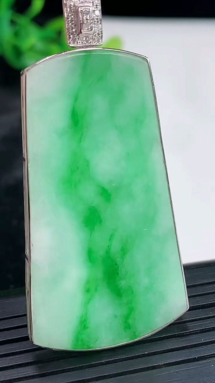 天然A货翡翠无事牌吊坠，尺寸56.5-28-4，裸石48-28重量:15.56g
3月30日