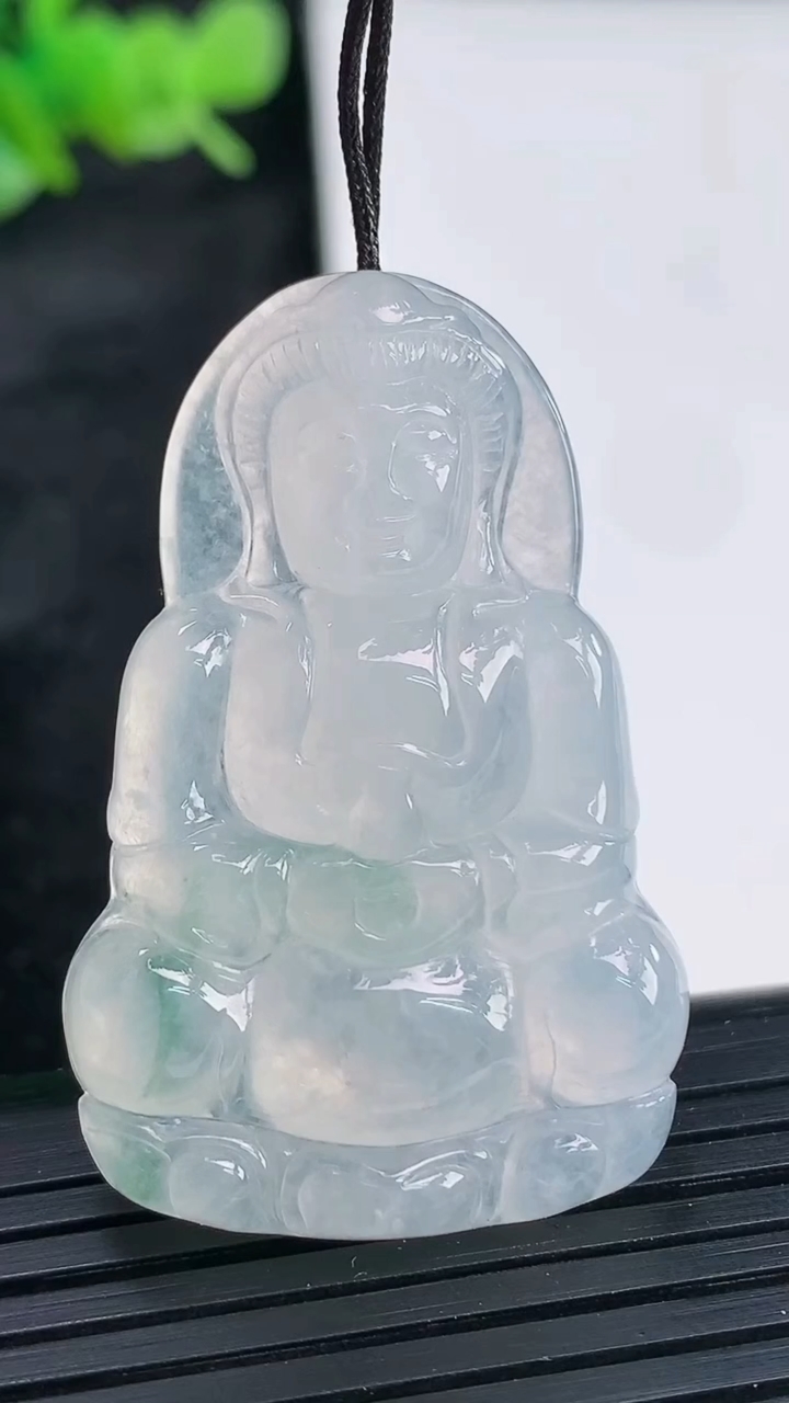 天然A货翡翠冰种飘花正装观音菩萨吊坠，尺寸42-27-5.5重量:11.68g
3月30日