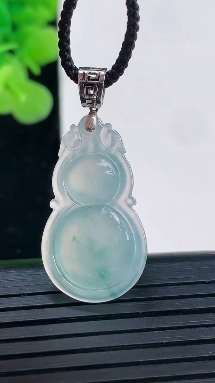 天然A货翡翠种飘花葫芦吊坠尺寸27.2-15.3-6.3重量:4.02g
3月30日