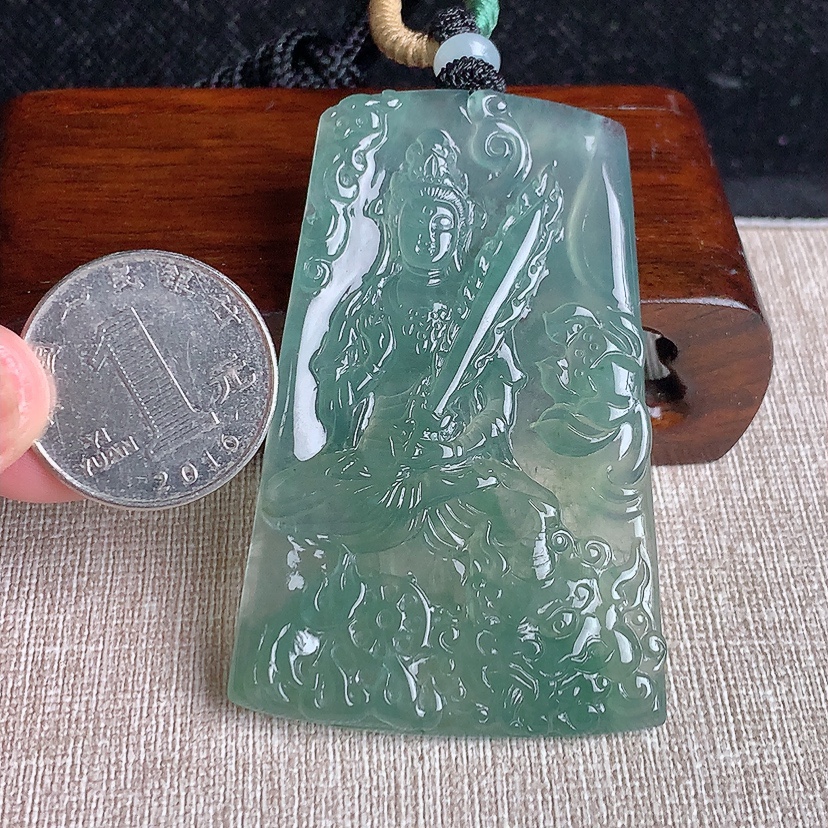 天然A货翡翠晴水文殊菩萨吊坠 
尺寸65.2-42-5.6mm 重量40.26g 0329