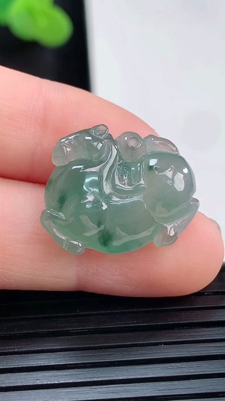 天然A货翡翠冰种飘花生肖马吊坠，尺寸16-21-7.2重量:3.85g
3月30日
