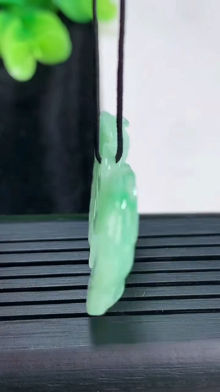 天然A货翡翠蝴蝶吊坠，尺寸22-35-5重量:6.47g
3月30日