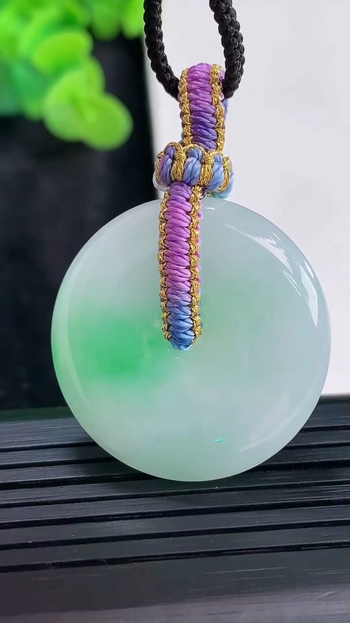 天然A货翡翠平安扣吊坠，尺寸29-6.2重量:11.32g
3月30日