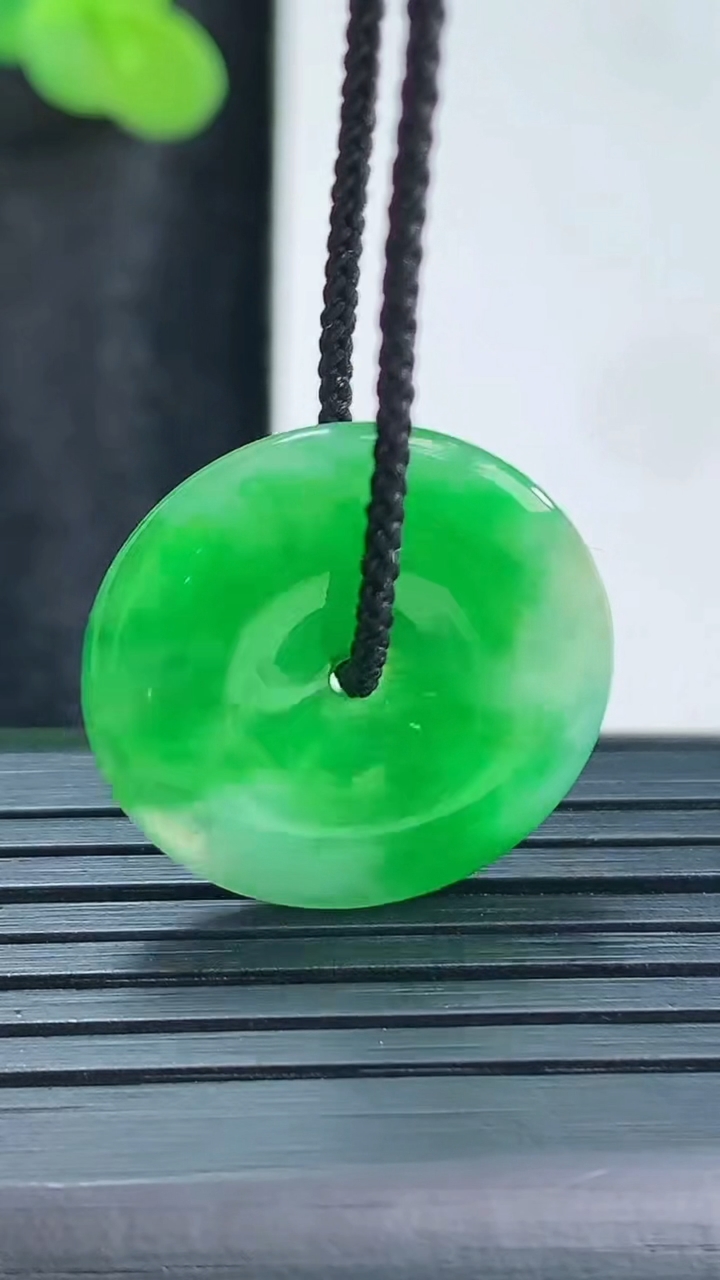 天然A货翡翠平安扣吊坠，尺寸22.6-3.6重量:3.77g
3月30日