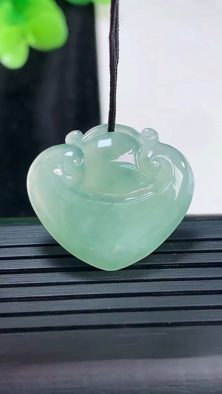 天然A货翡翠如意头吊坠，尺寸22-25-4.5重量:4.36g
3月30日