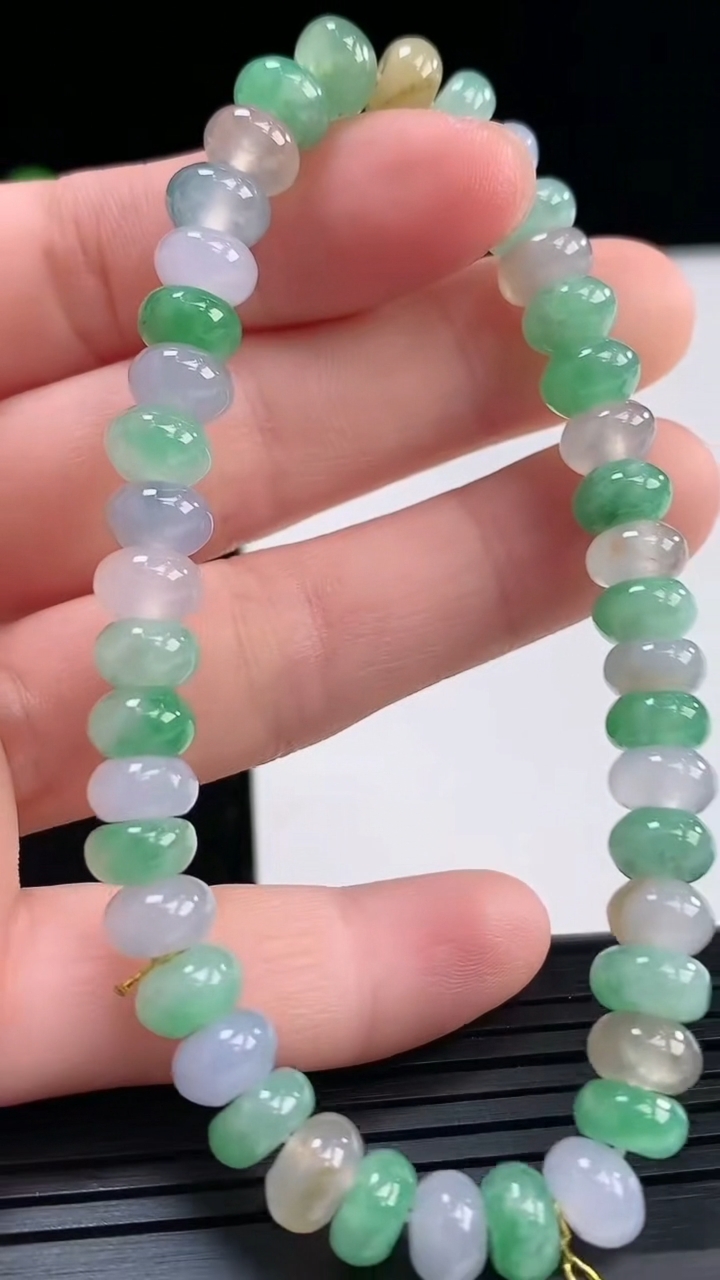 天然A货翡翠三彩算盘珠手串尺寸6.7-4.4-42颗重量:18.68g3月30日
工厂直销收藏佳品,种好水足，色泽均匀，有种有色，上手高大气！