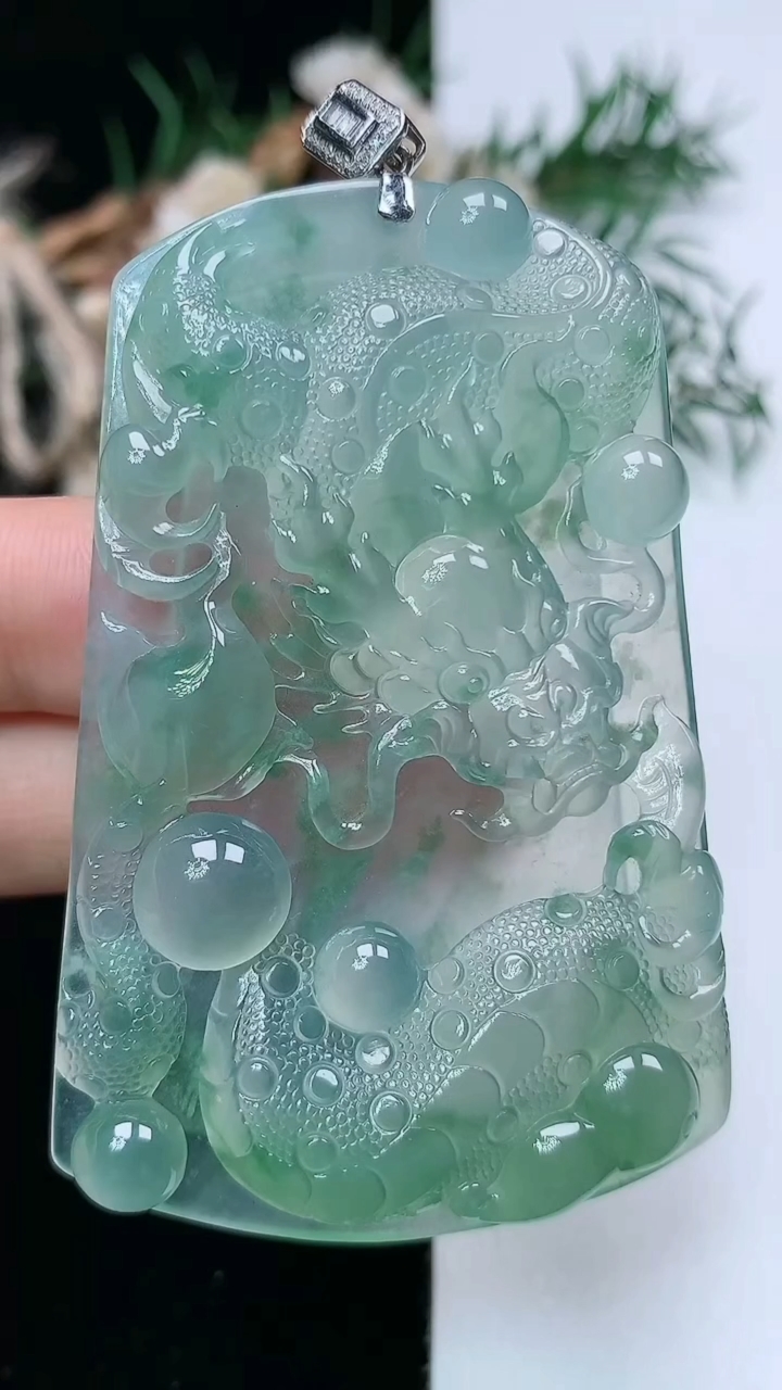 天然A货翡翠龙牌吊坠，尺寸61.9-40.6-6.5，重量:31.87g
3月31日