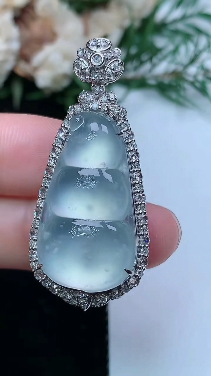 天然A货翡翠白冰福豆吊坠，尺寸44-18.2-11.4，裸石26.3-14.5
3月31日