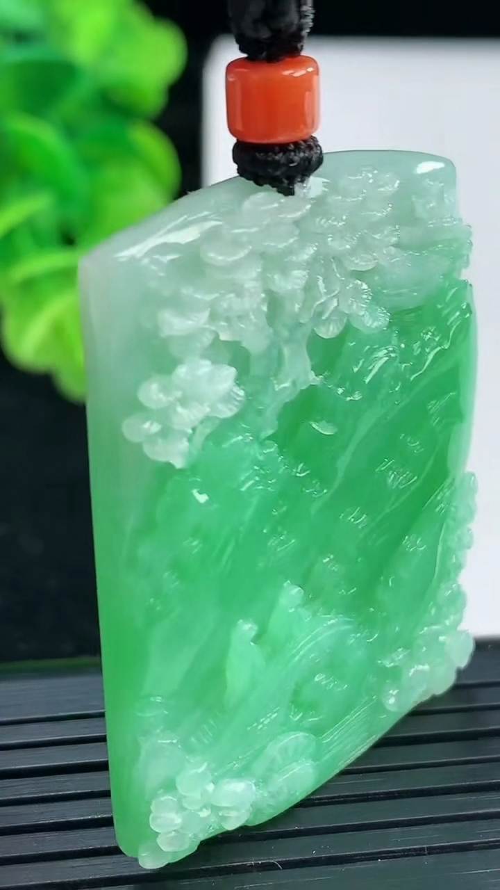 天然A货翡翠山水牌吊坠尺寸45.8-34.2-6.4重量:28.19g
3月31日