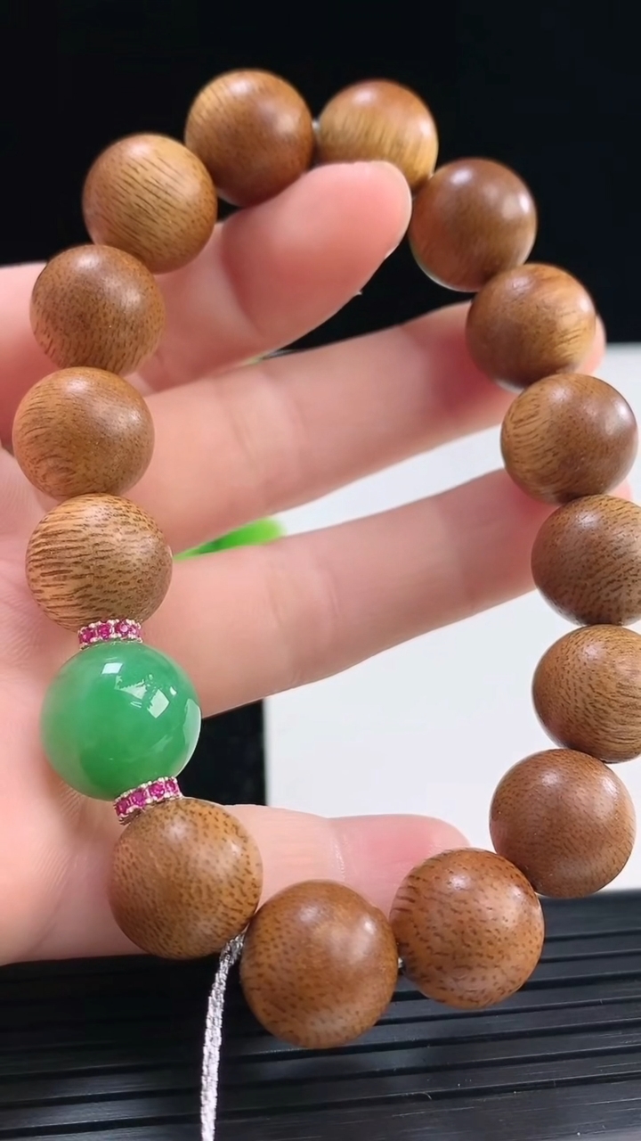 天然A货翡翠檀香圆珠手串尺寸13.4重量:11.73g3月31日
工厂直销收藏佳品,种好水足，色泽均匀，有种有色，上手高大气！