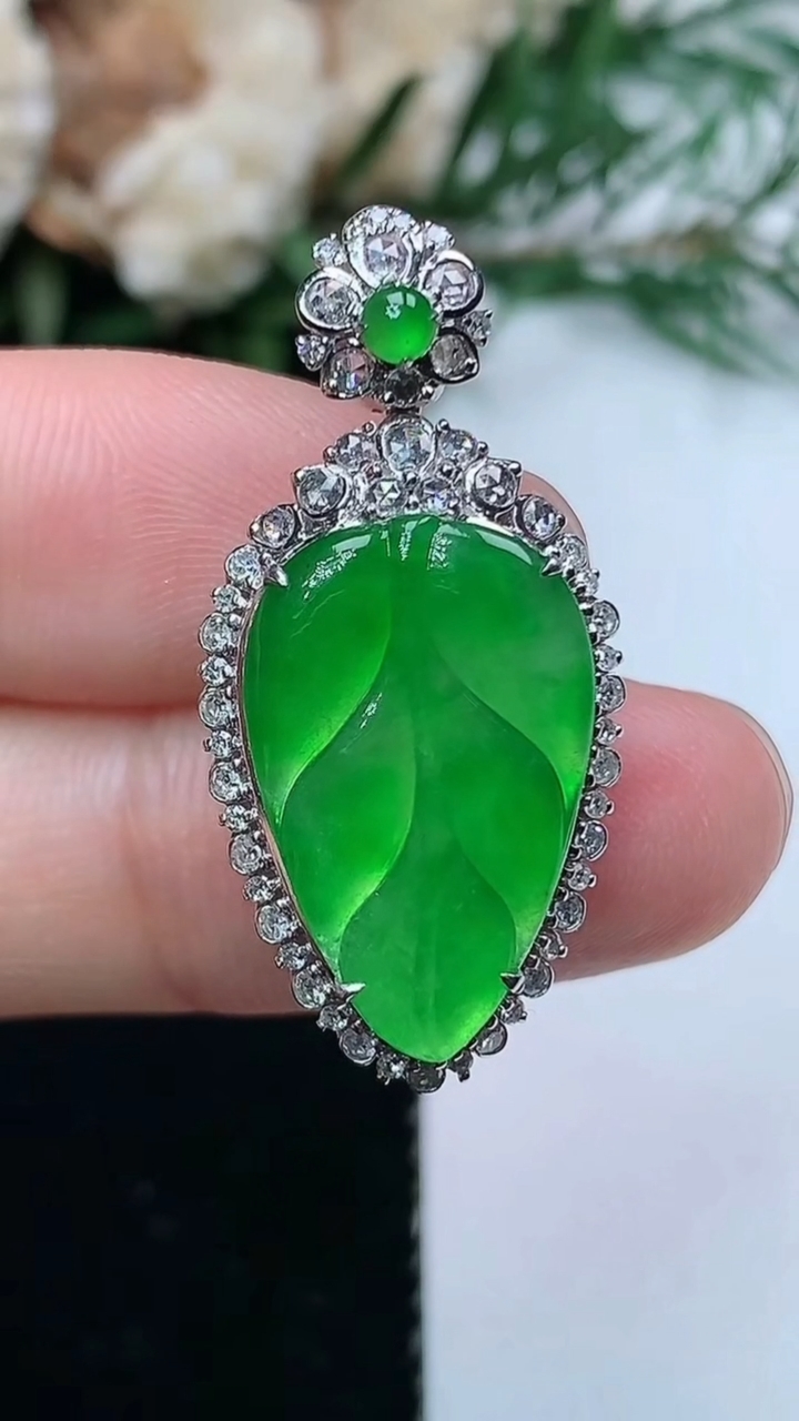 天然A货翡翠金枝玉叶 叶子吊坠，尺寸31.5-15.3-8.7，裸石18.8-12，重量:4.13g