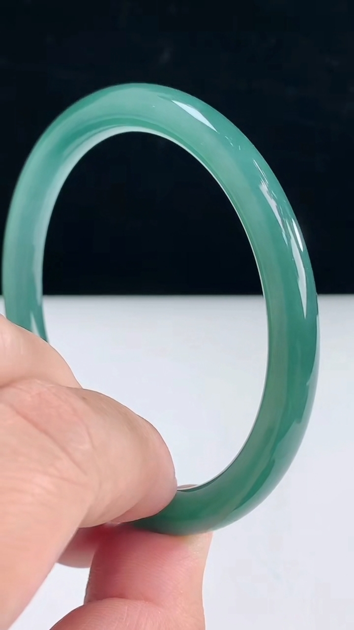 圈口58-59翡翠a货蓝圆条手镯尺寸58.5-7.2重:27.85g 143月31日