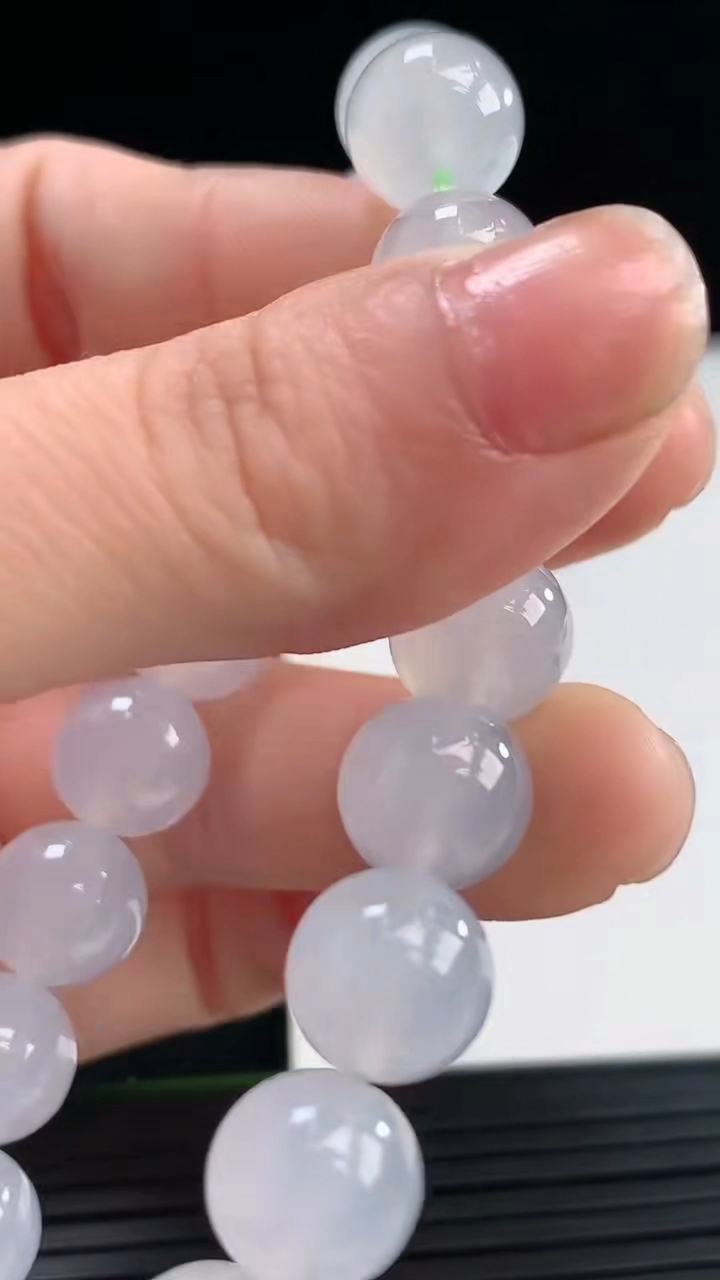 天然A货翡翠圆珠手串尺寸9.8-19颗重量:32.72g3月31日
工厂直销收藏佳品,种好水足，色泽均匀，有种有色，上手高大气！