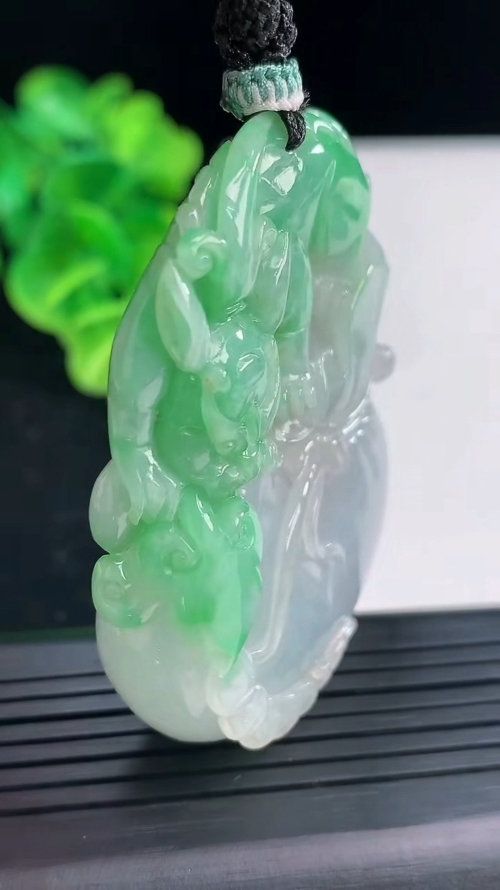 天然A货翡翠貔貅 钱袋吊坠尺寸55.7-44.2-15.7重量:64.57g
3月31日