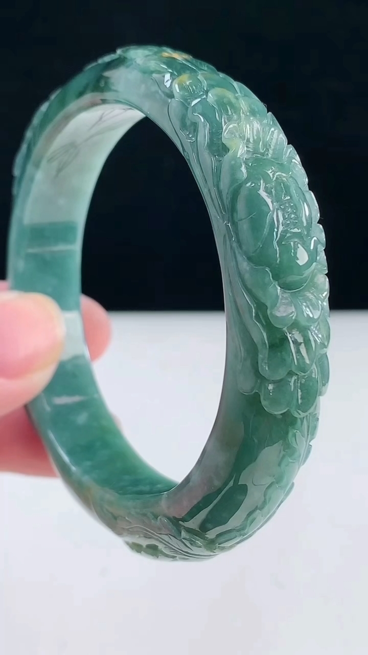 圈口55-56翡翠a货蓝水雕花宽边手镯尺寸55.5-13-9.2重:58.84g6493月31日