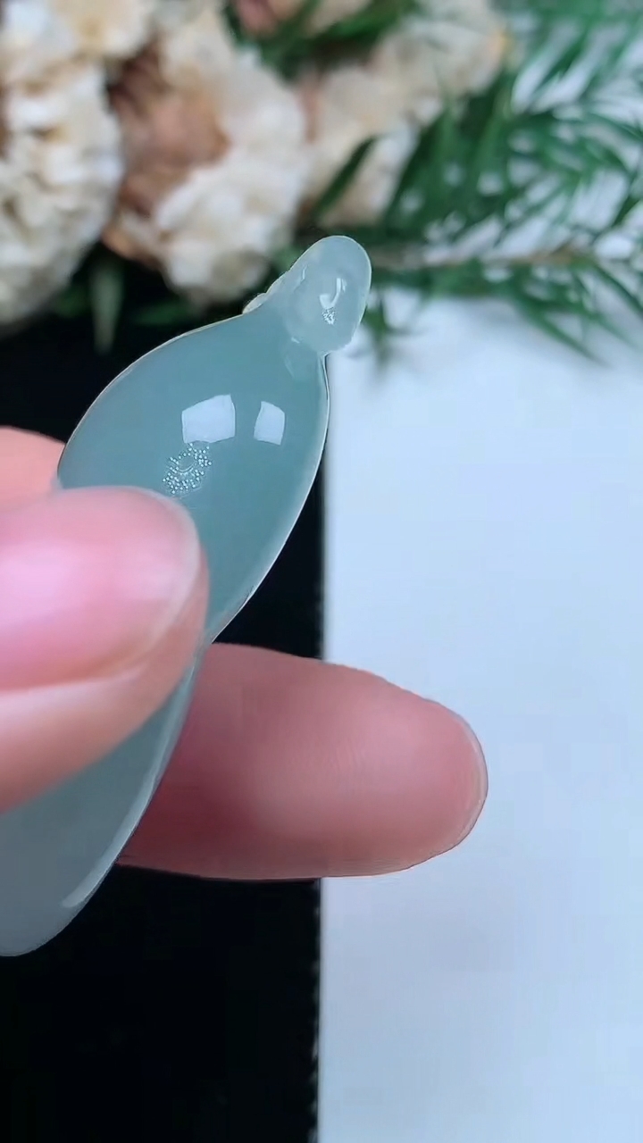 天然A货翡翠葫芦吊坠，尺寸44.9-24.4-12，重量:22.12g
3月31日