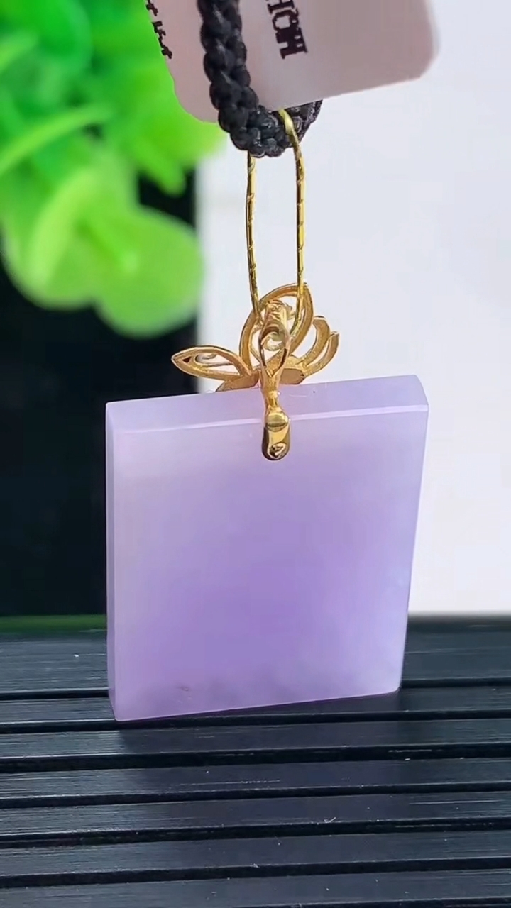 天然A货翡翠18K金紫罗兰无事牌吊坠尺寸20.4-16.3-4.2重量:4.79g
3月31日