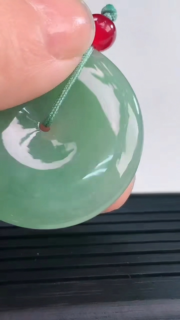 天然A货翡翠平安扣吊坠尺寸32.8-4.3重量:10.44g
3月31日