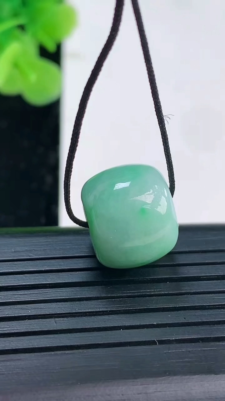 天然A货翡翠路路通吊坠尺寸14.3-11.8重量:5.34g
3月31日