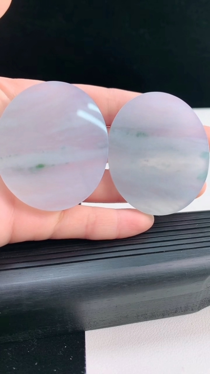 天然A货翡翠种飘花无事牌镶嵌件一对尺寸49.8-41.4-5.4重量:63.56g
3月31日