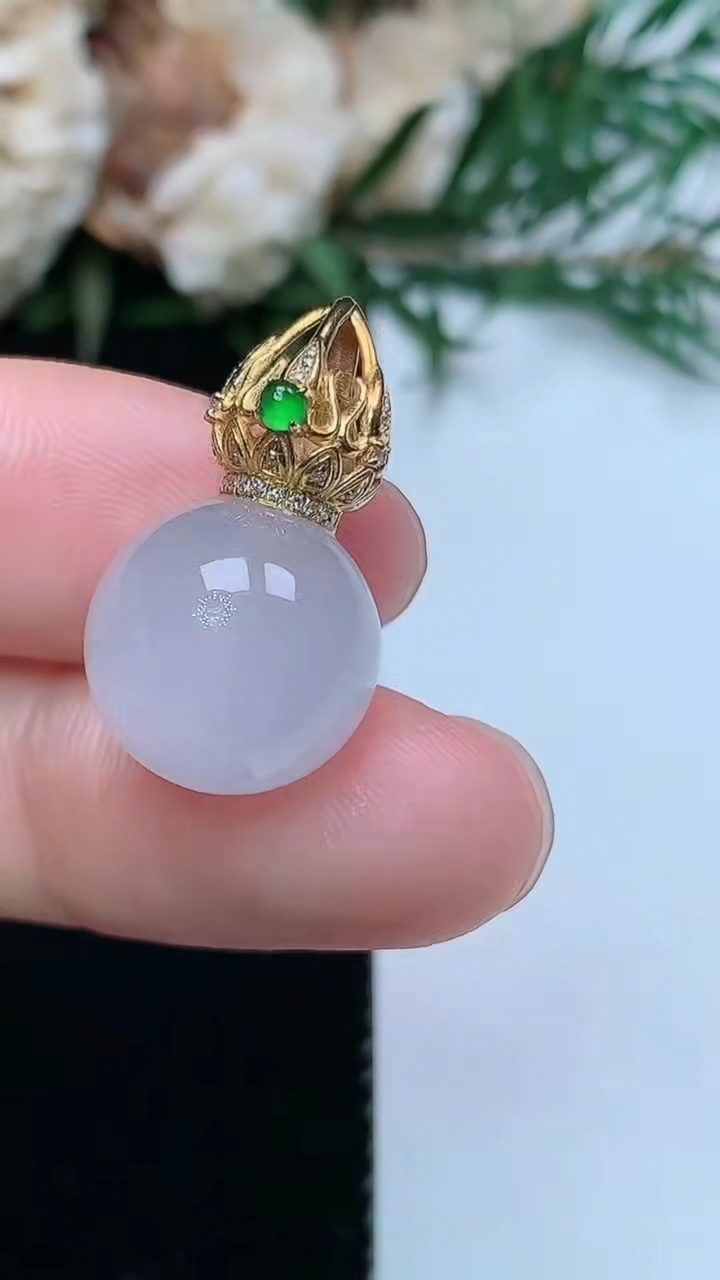 天然A货翡翠白冰圆珠吊坠，尺寸12.8，重量:4.95g
3月31日
