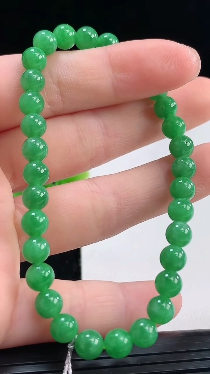 天然A货翡翠圆珠手串尺寸5.8-32颗重量:11.12g3月31日
工厂直销收藏佳品,种好水足，色泽均匀，有种有色，上手高大气！