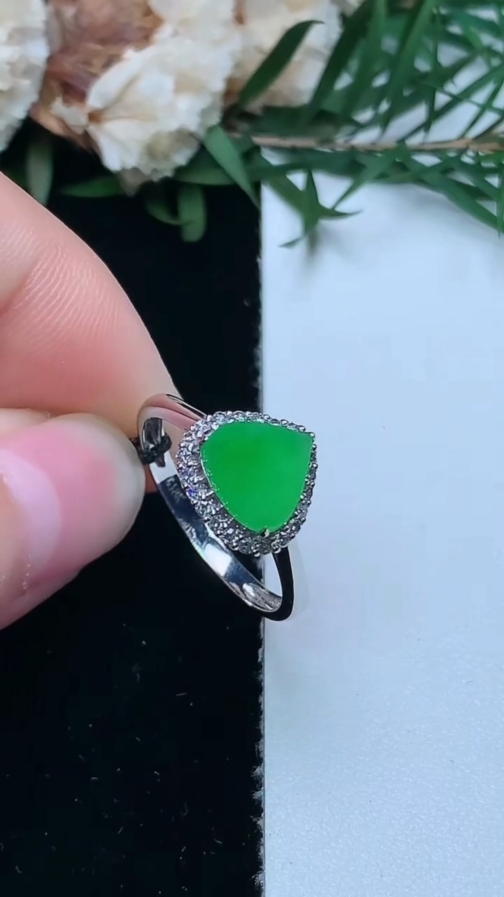 天然A货翡翠水滴戒指，尺寸17.3-7.7-8，重量:2.31g2026年3月31日
工厂直销收藏佳