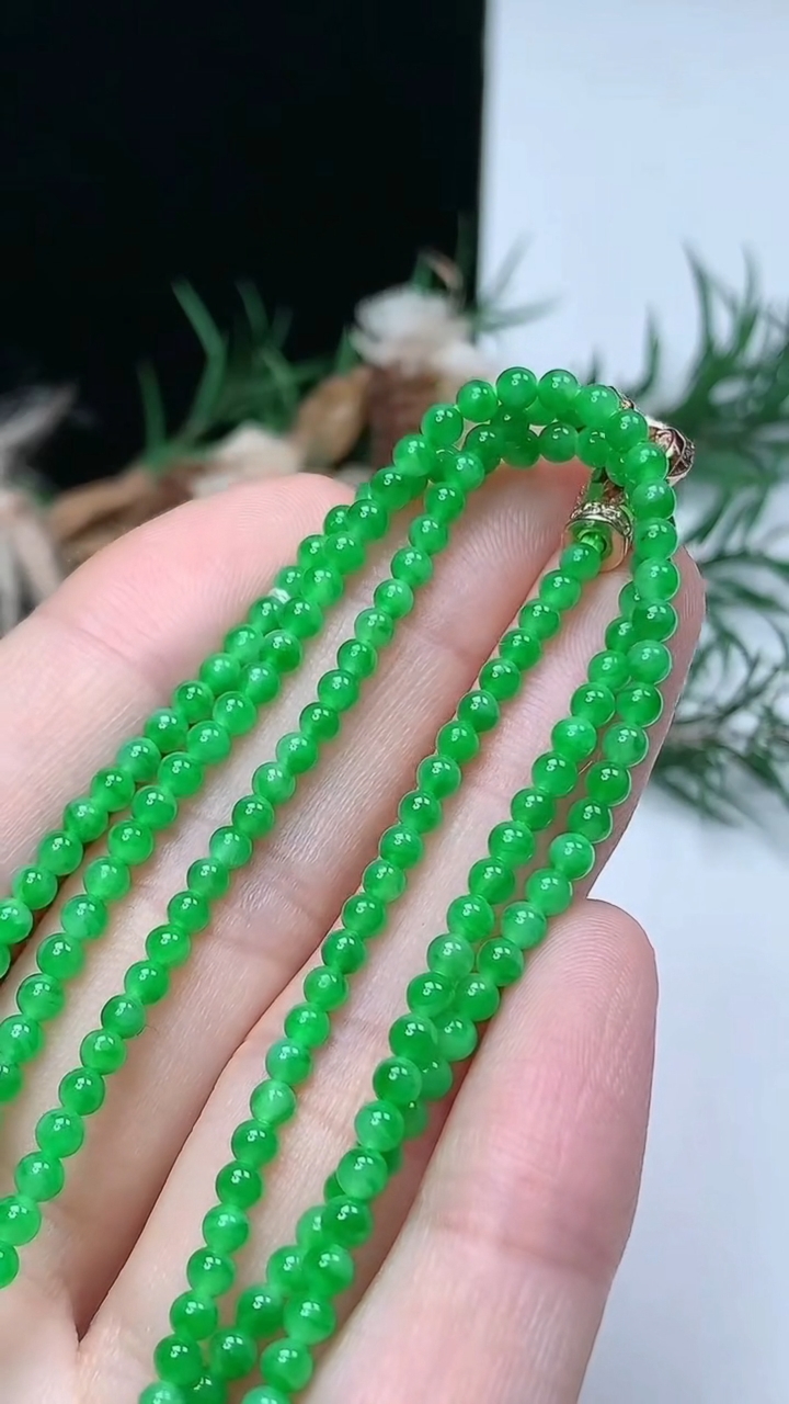 天然A货翡翠小米珠项链，尺寸2.7-206颗，重量:8.04g3月31日
工厂直销收藏佳品,种好水足，色泽均匀，有种有色，上手高大气！