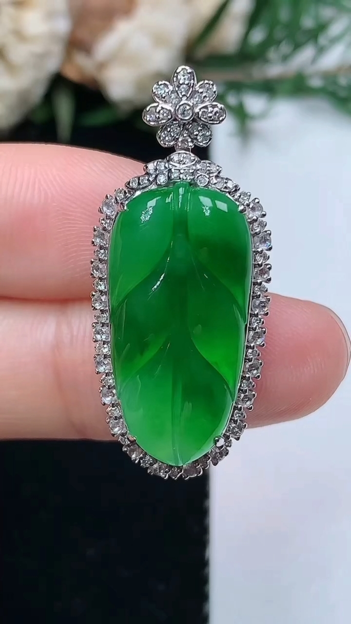 天然A货翡翠金枝玉叶 叶子吊坠，尺寸33.3-14.7-7.7，裸石22.6-11.3，重量:5.0