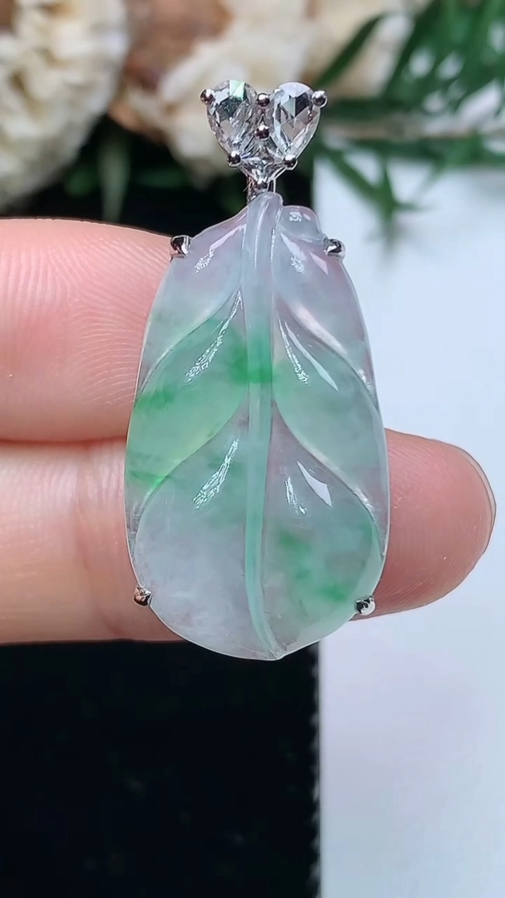 天然A货翡翠金枝玉叶 叶子吊坠，尺寸26-15-7.3，重量:3.60g
3月31日