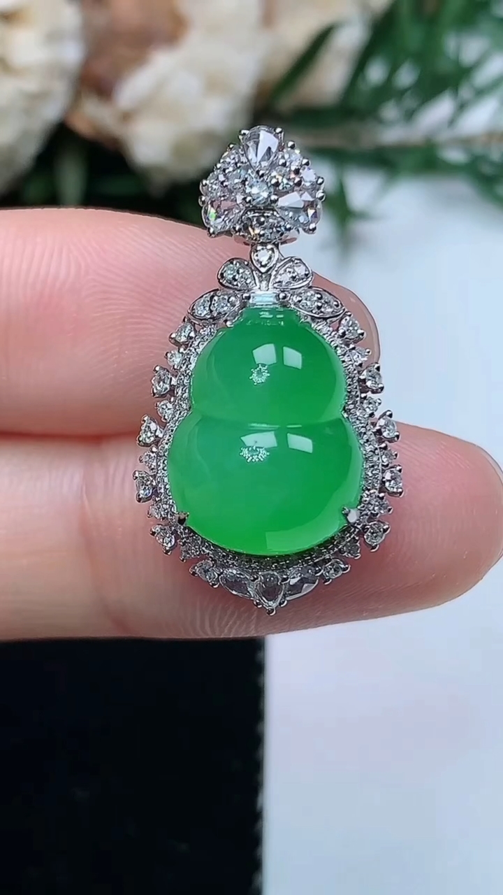 天然A货翡翠葫芦吊坠，尺寸26.9-15-11.8，裸石13.4-10.6，重量:4.18g
3月3