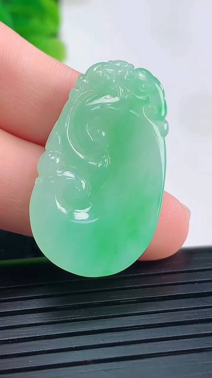 天然A货翡翠如意吊坠尺寸32.5-19.4-4.6重量:6.13g
3月31日