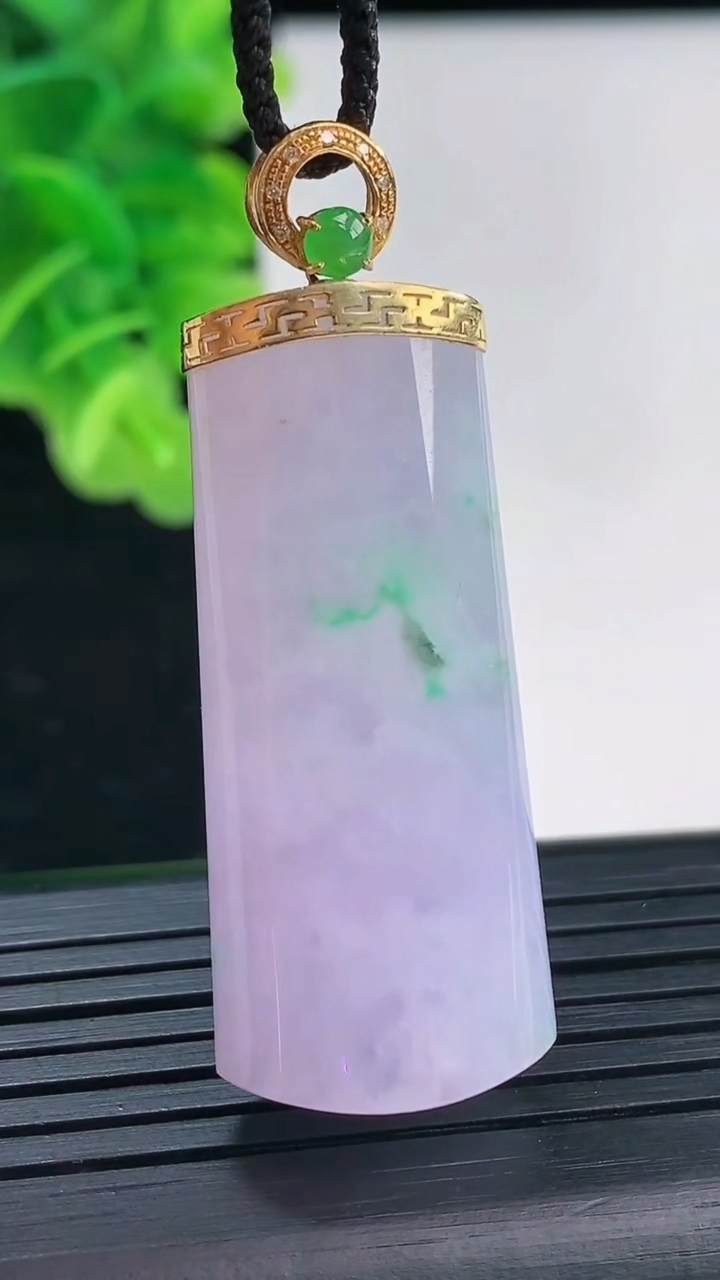 天然A货翡翠18K金春带彩紫罗兰无事牌吊坠尺寸41.6-17.1-10.1重量:17.74g
3月31日