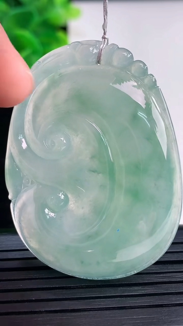 天然A货翡翠冰种飘花如意吊坠尺寸48.8-36.6-6.1重量:20.46g
3月31日