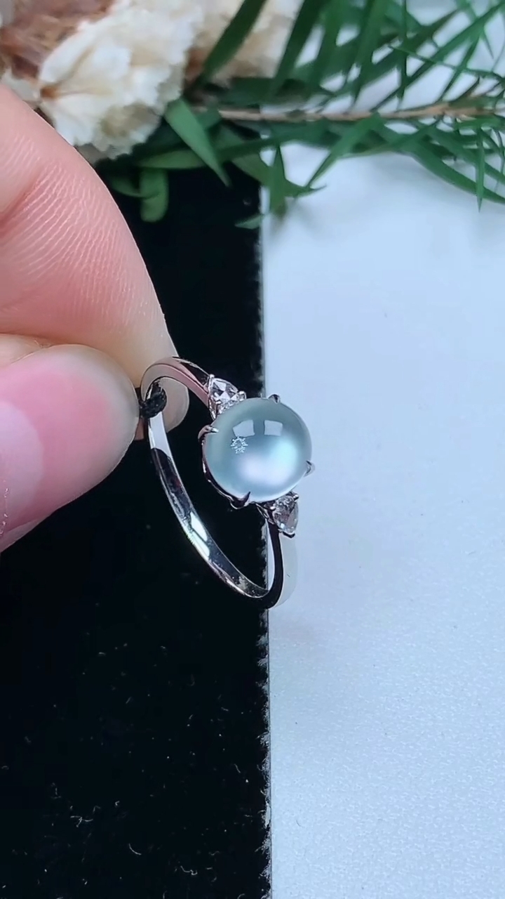 天然A货翡翠白冰蛋面戒指，尺寸17-7.4-6.8，重量:1.79g
3月31日