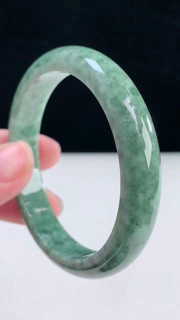 圈口56-57翡翠a货宽边手镯尺寸56.3-11.2-7.2重:52.08g5553月31日