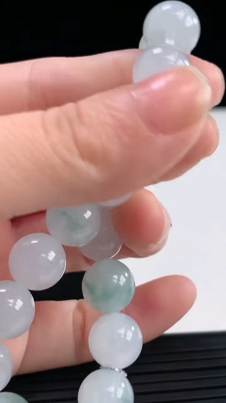 天然A货翡翠飘花圆珠手串尺寸10.5-18颗重量:37.05g3月31日
工厂直销收藏佳品,种好水足，色泽均匀，有种有色，上手高大气！