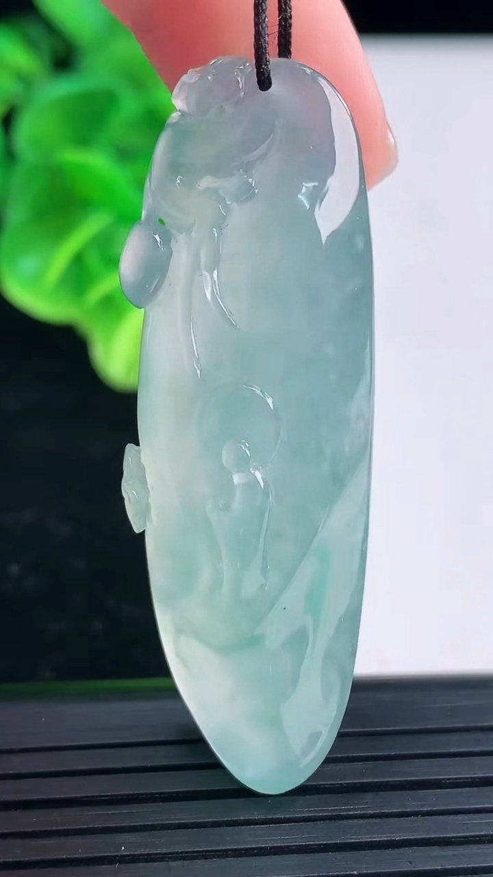 天然A货翡翠悟道吊坠尺寸53.3-17.1-10.4重量:16.26g
3月31日