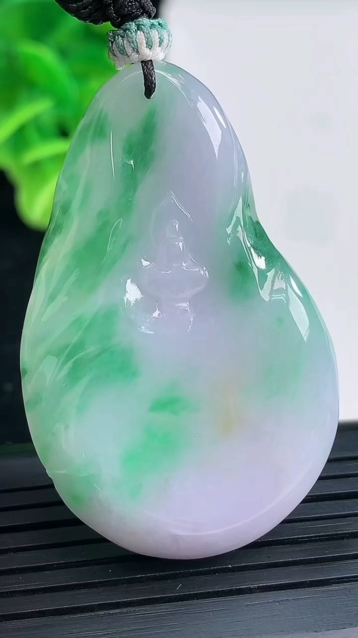 天然A货翡翠无相佛吊坠尺寸47.7-30.4-6.1重量:21.74g
3月31日