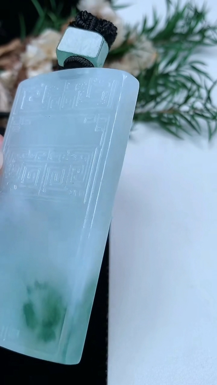 天然A货翡翠飘花仿古无事牌吊坠，尺寸60.6-32.5-5.6，重量:40.02g
3月31日