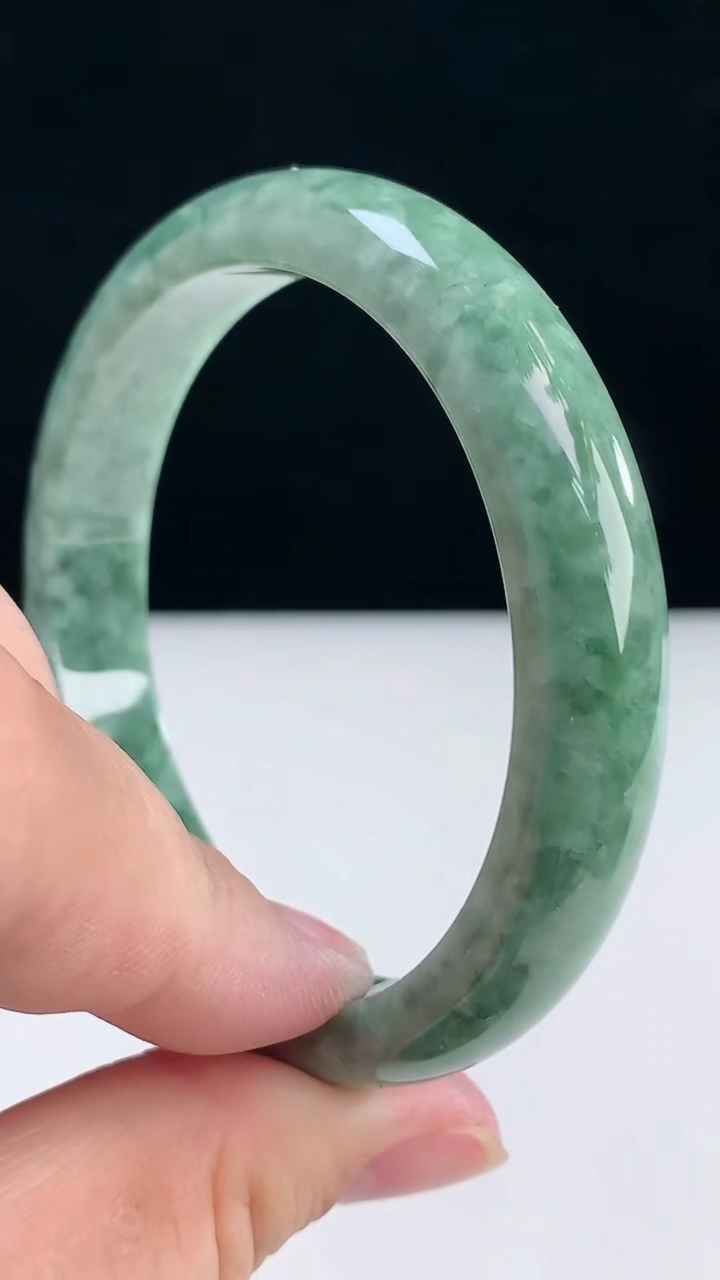 圈口56-57翡翠a货宽边手镯尺寸56.3-11.2-7.2重:52.08g5553月31日