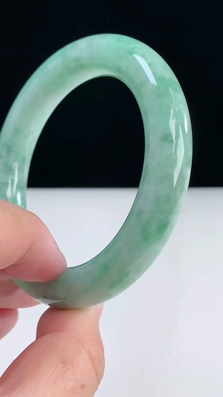 圈口56-57翡翠a货圆条手镯尺寸57-12重:77.16g 873月31日