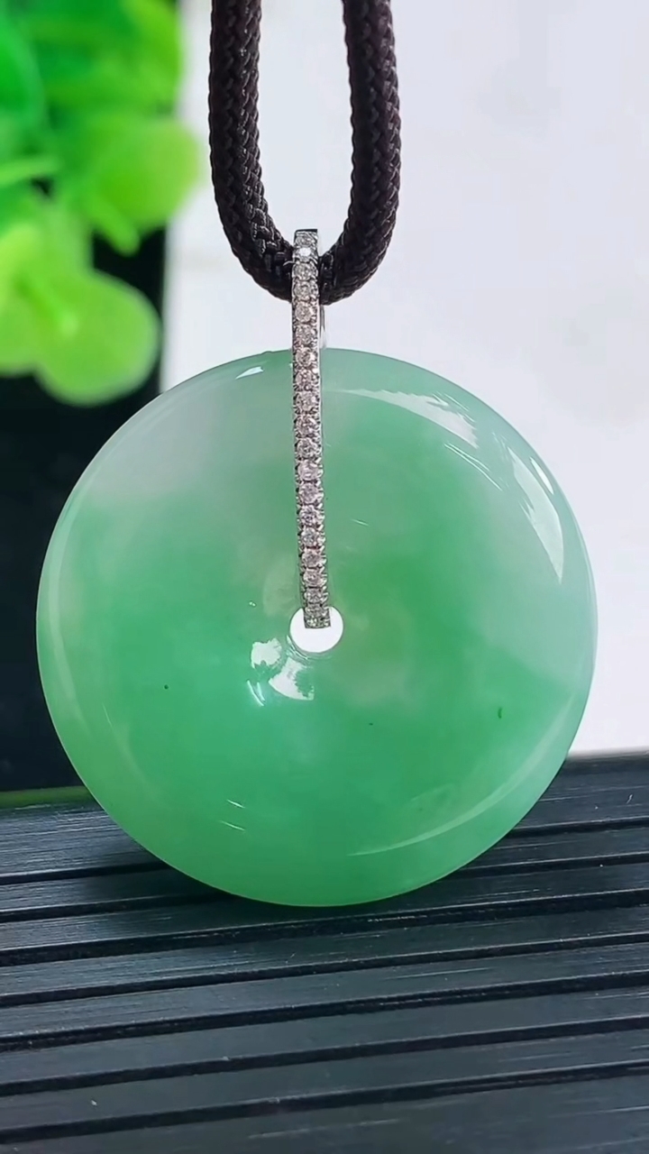 天然A货翡翠平安扣吊坠尺寸27.3-6.3重量:10.94g
3月31日