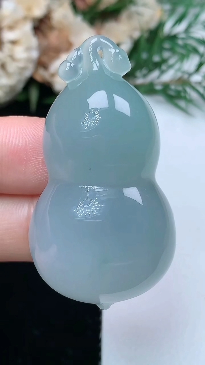 天然A货翡翠葫芦吊坠，尺寸44.9-24.4-12，重量:22.12g
3月31日