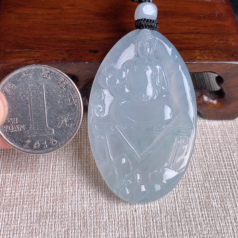 天然A货翡翠飘花大势至菩萨吊坠 
尺寸49.6-31.2-5.4mm 重量20.95g 0329