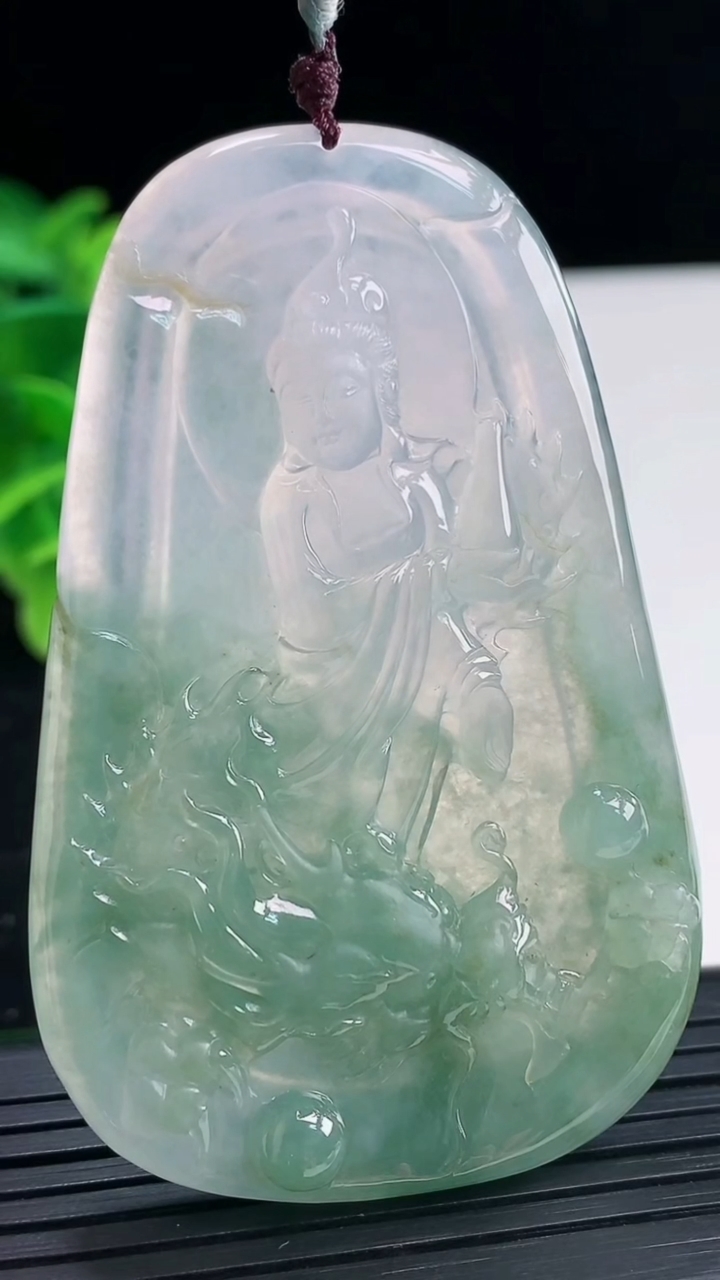 天然A货翡翠御龙观音菩萨吊坠尺寸66.9-42.8-7.4重量:36.83g
3月31日