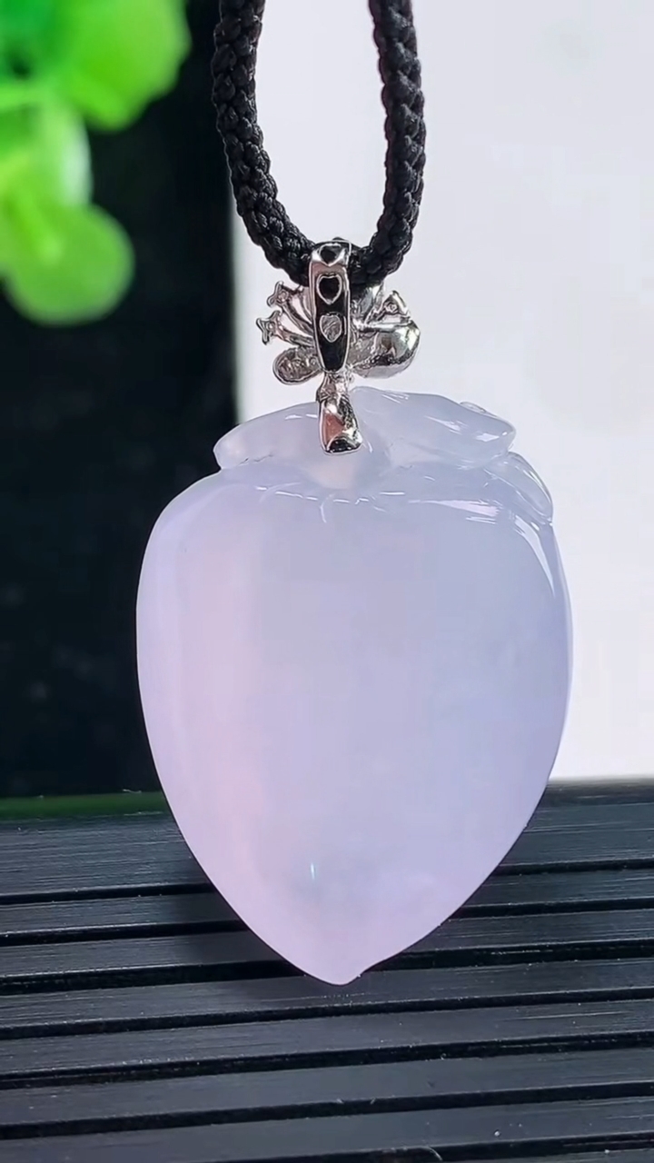 天然A货翡翠18K金紫罗兰寿桃吊坠尺寸26.4-20.2-10.8重量:10.33g
3月31日